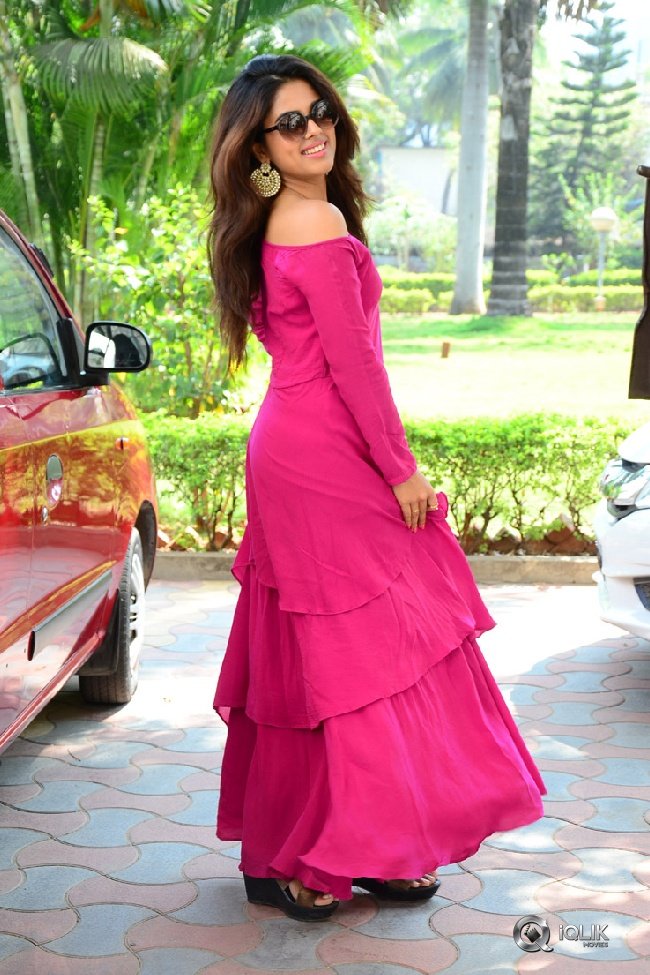 Siddhi-Idnani-New-Photos